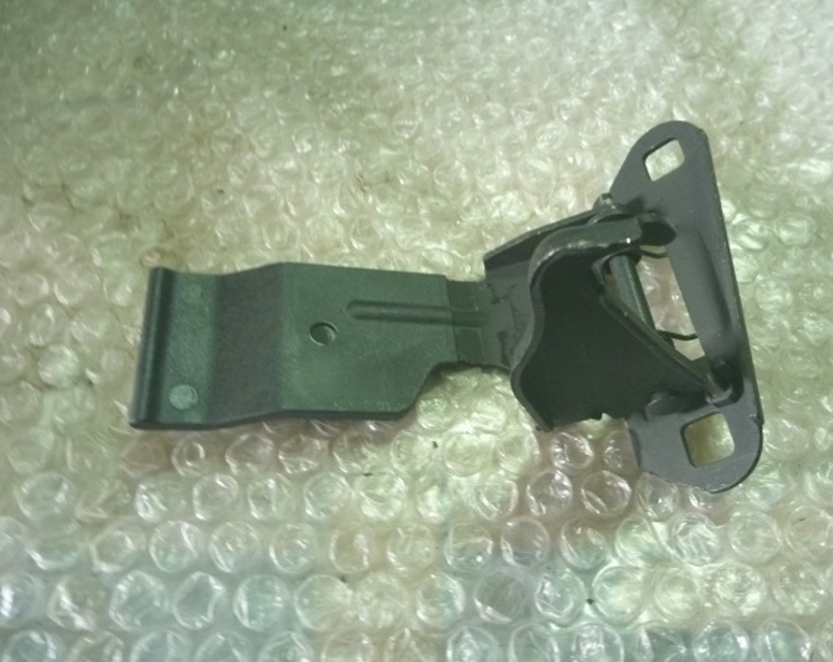 FPD500050 Крючок капота  Range Rover Sport L320 (2005-2013) Б/У